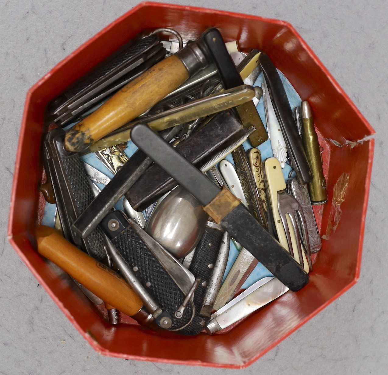 A collection of folding fruit knives, and similar